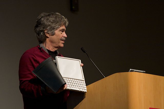 Alan Kay mit einem Prototypen des Dynabooks. Als Metamedium sollte dieser Computer bereits Kindern ermöglichen, neue Medien zu schaffen, indem sie z.B. programmieren (Quelle: Marcin Wichary from San Francisco, U.S.A. - Alan Kay and the prototype of Dynabook, pt. 5)